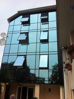 фасад из алюминиевого профиля с солнцезащитным стеклом